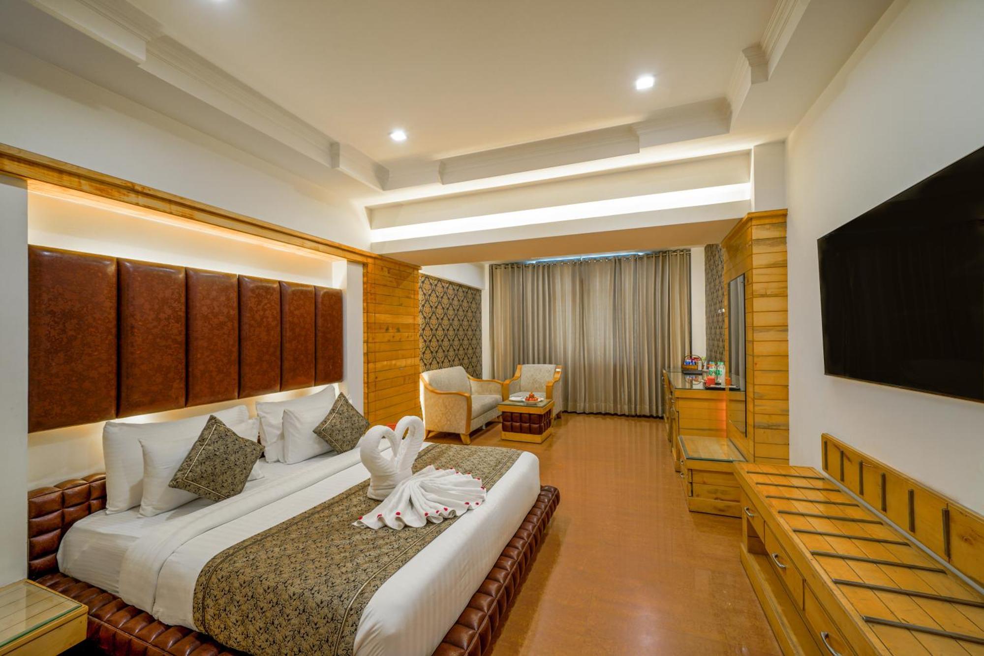 Hotel Saffron Leaf Деградун Екстер'єр фото
