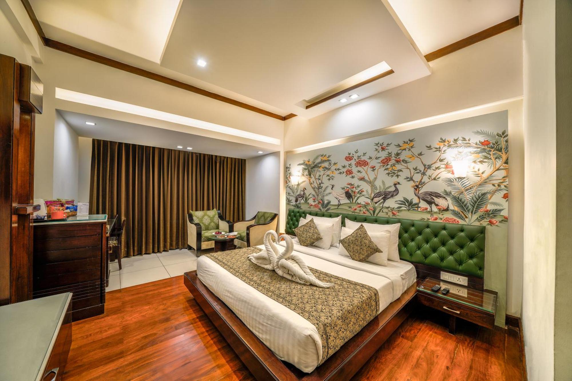 Hotel Saffron Leaf Деградун Екстер'єр фото