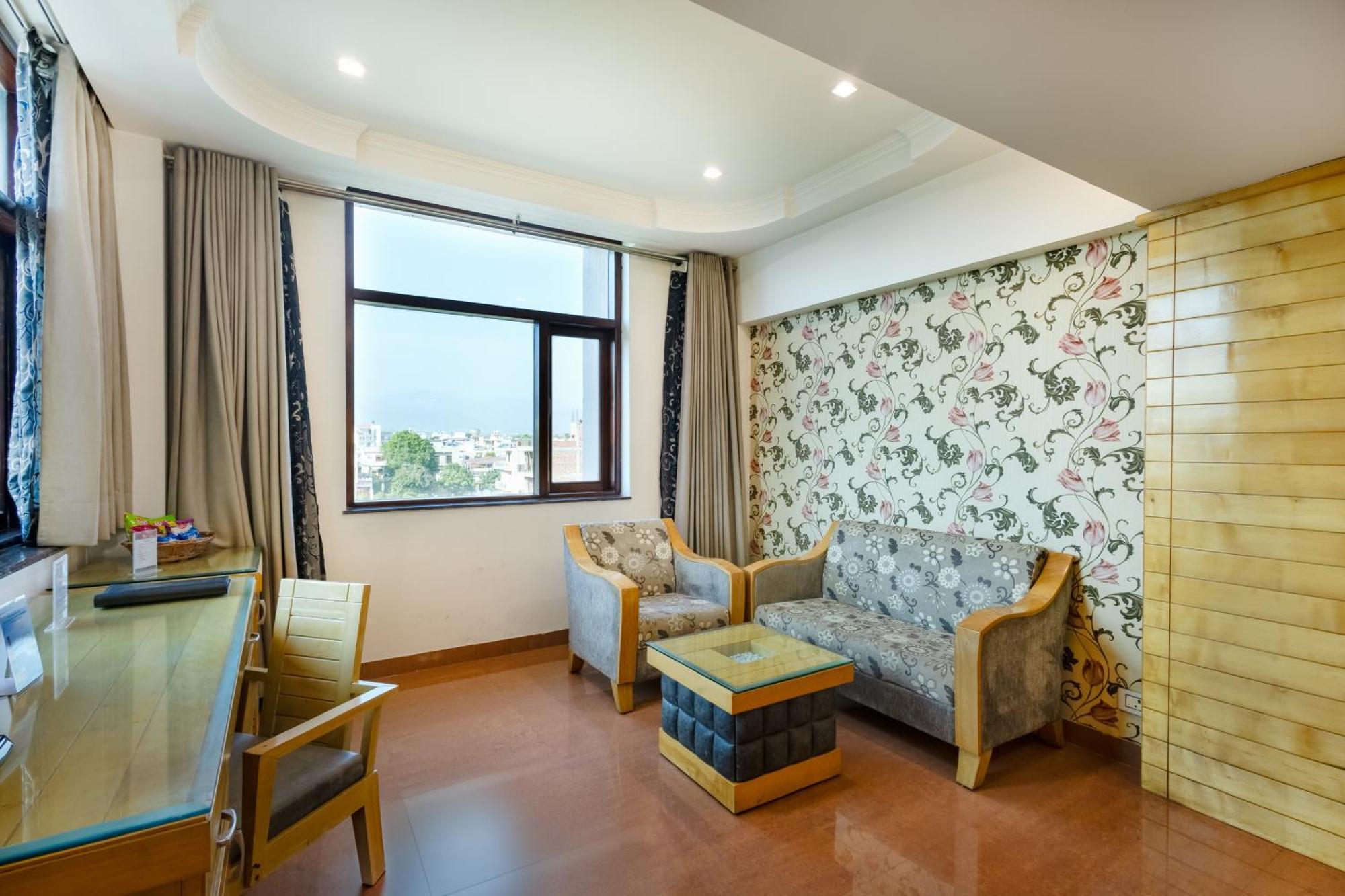 Hotel Saffron Leaf Деградун Екстер'єр фото