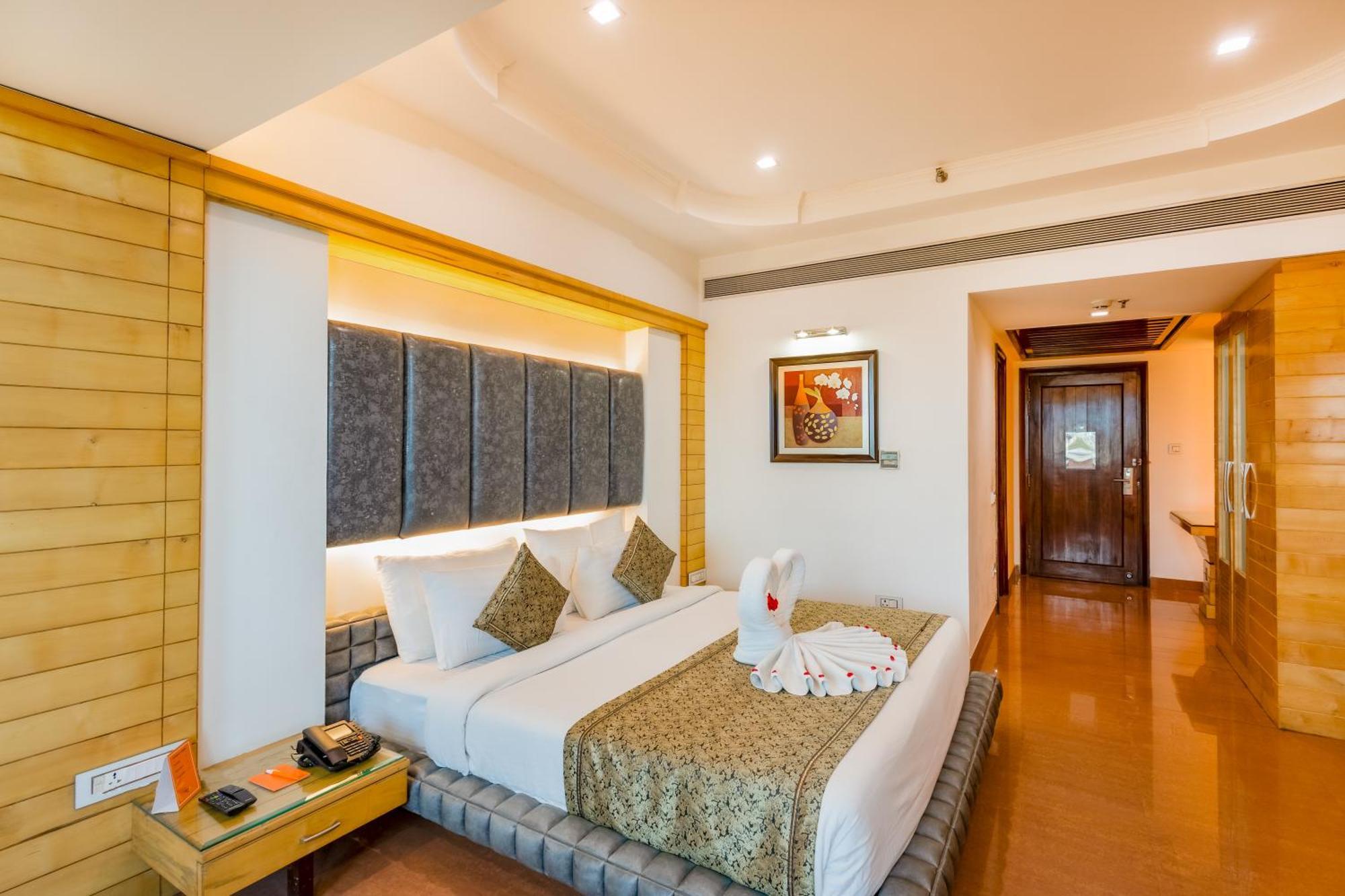 Hotel Saffron Leaf Деградун Екстер'єр фото