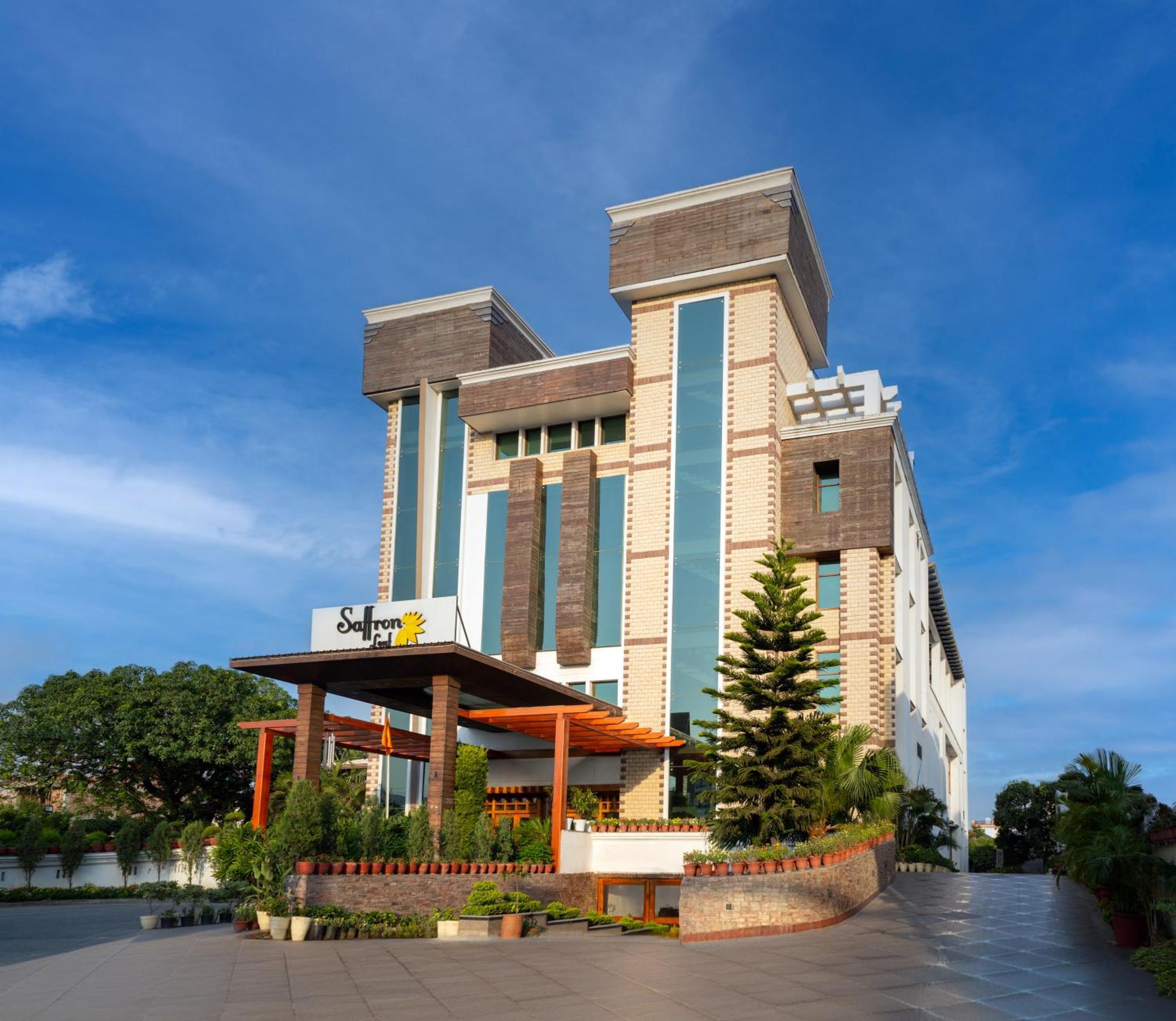 Hotel Saffron Leaf Деградун Екстер'єр фото