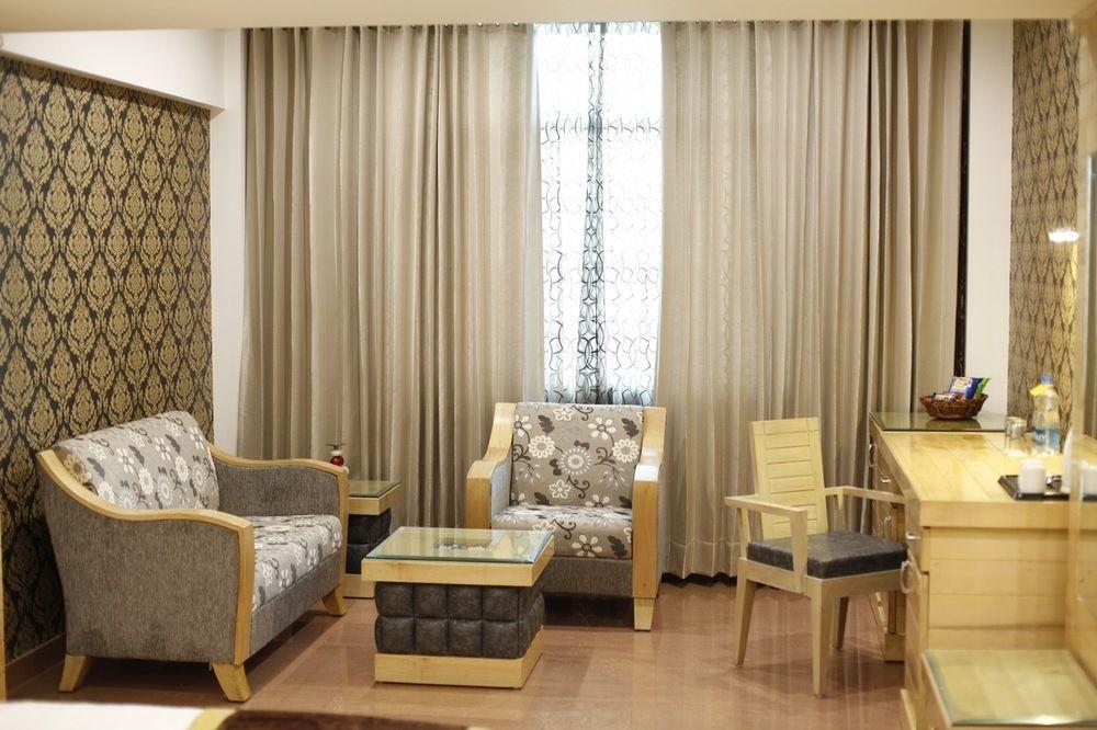 Hotel Saffron Leaf Деградун Екстер'єр фото