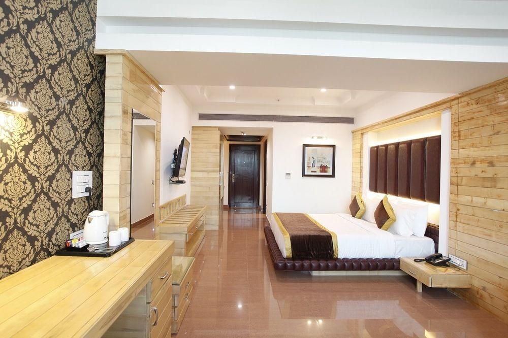 Hotel Saffron Leaf Деградун Екстер'єр фото