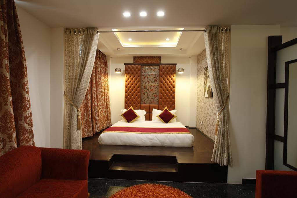 Hotel Saffron Leaf Деградун Екстер'єр фото